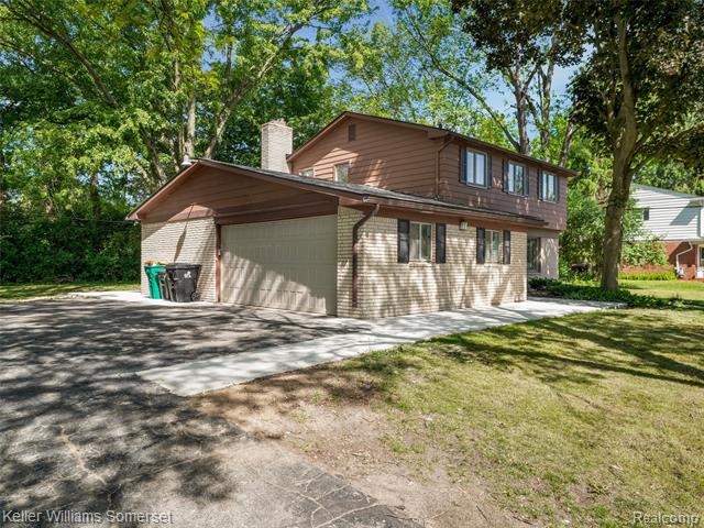 Builiding view thirty for 29523 Ravenscroft, Farmington, MI. 48331