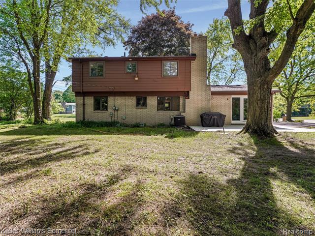 Builiding view twenty five for 29523 Ravenscroft, Farmington, MI. 48331