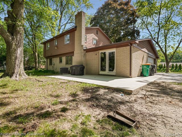 Builiding view twenty four for 29523 Ravenscroft, Farmington, MI. 48331