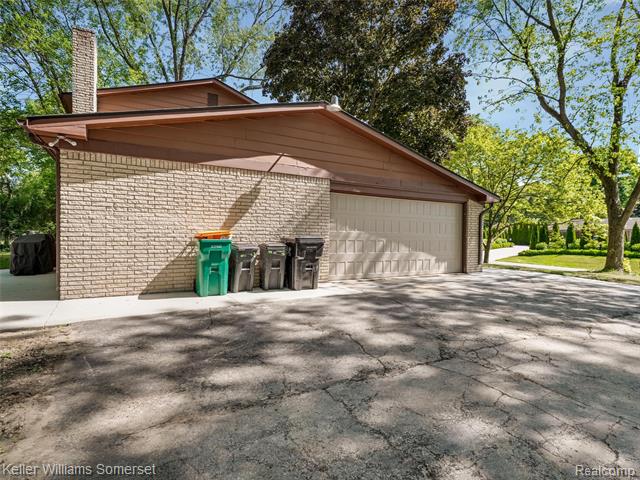 Builiding view twenty nine for 29523 Ravenscroft, Farmington, MI. 48331