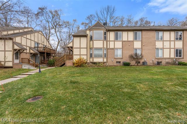 Builiding view twenty six for 44900 Bayview, Novi, MI. 48377