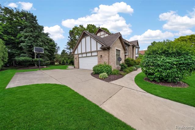 Builiding view eight for 30693 Huntsman E, Farmington, MI. 48331