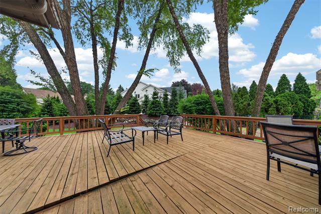 Builiding view eighteen for 30693 Huntsman E, Farmington, MI. 48331