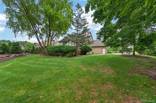 Builiding view eleven for 30693 Huntsman E, Farmington, MI. 48331