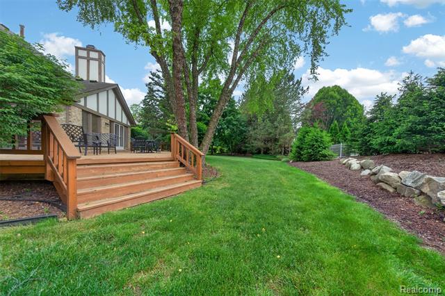Builiding view fifteen for 30693 Huntsman E, Farmington, MI. 48331
