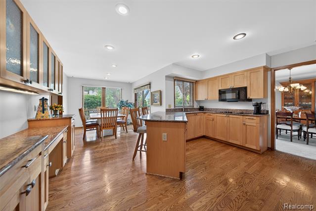 Builiding view forty five for 30693 Huntsman E, Farmington, MI. 48331