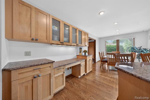 Builiding view forty nine for 30693 Huntsman E, Farmington, MI. 48331