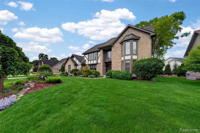 Builiding view four for 30693 Huntsman E, Farmington, MI. 48331