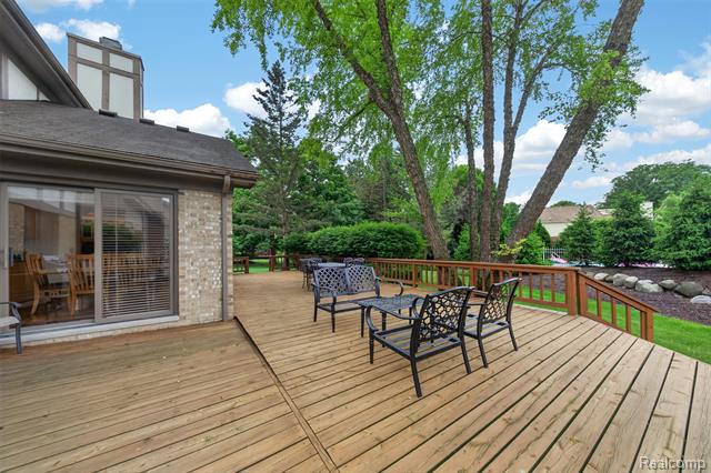 Builiding view nineteen for 30693 Huntsman E, Farmington, MI. 48331