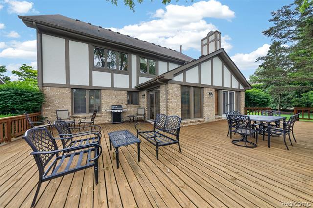 Builiding view seventeen for 30693 Huntsman E, Farmington, MI. 48331