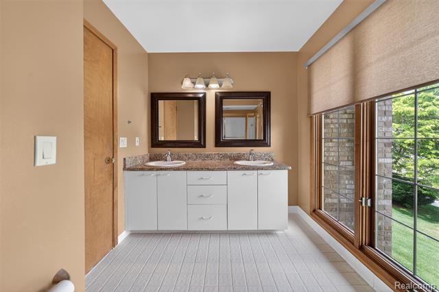 Builiding view sixty five for 30693 Huntsman E, Farmington, MI. 48331