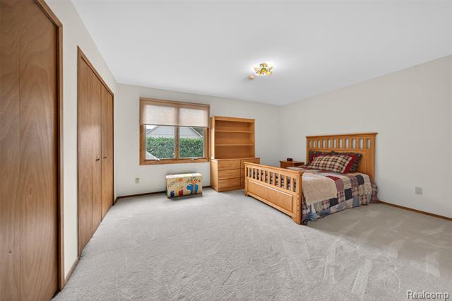 Builiding view sixty nine for 30693 Huntsman E, Farmington, MI. 48331