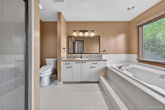 Builiding view sixty one for 30693 Huntsman E, Farmington, MI. 48331