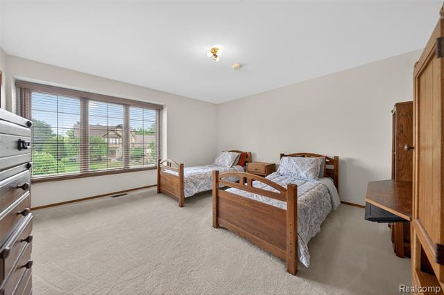 Builiding view sixty seven for 30693 Huntsman E, Farmington, MI. 48331