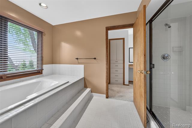 Builiding view sixty three for 30693 Huntsman E, Farmington, MI. 48331