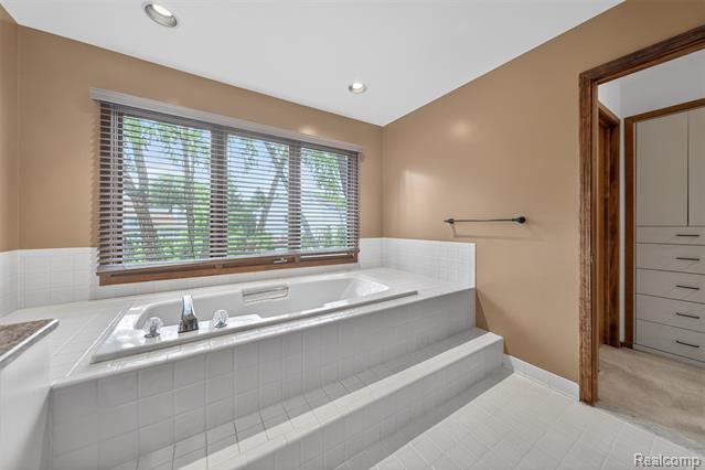 Builiding view sixty two for 30693 Huntsman E, Farmington, MI. 48331