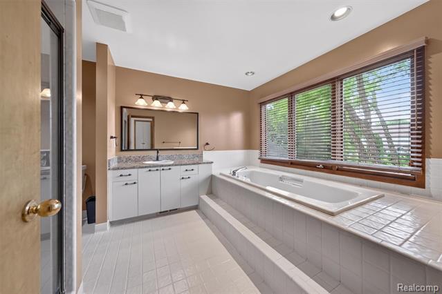 Builiding view sixty for 30693 Huntsman E, Farmington, MI. 48331