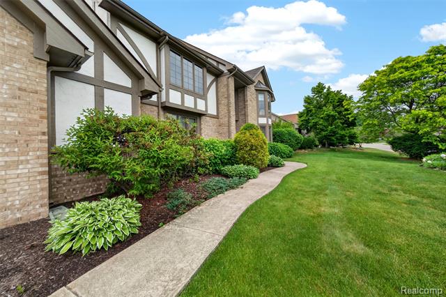 Builiding view twenty five for 30693 Huntsman E, Farmington, MI. 48331