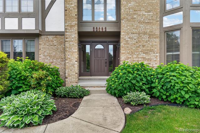 Builiding view twenty seven for 30693 Huntsman E, Farmington, MI. 48331