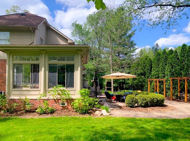 Builiding view forty one for 31495 Sleepy Hollow, Franklin, MI. 48025