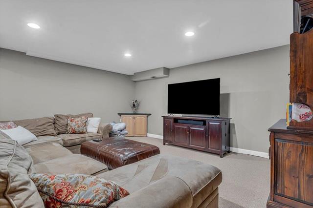 Builiding view thirty seven for 31495 Sleepy Hollow, Franklin, MI. 48025