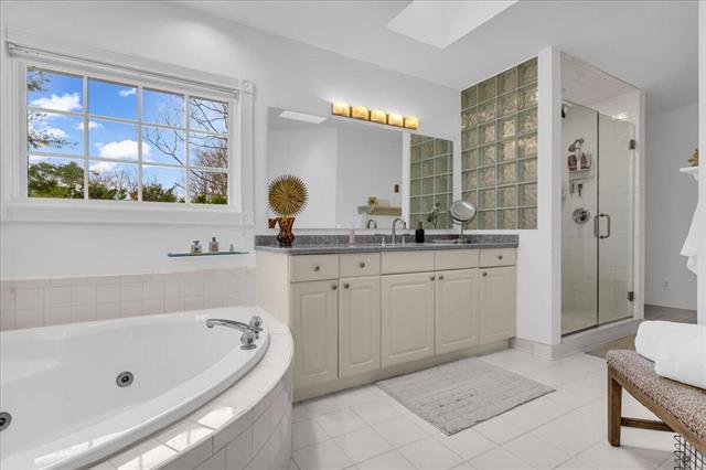 Builiding view twenty five for 31495 Sleepy Hollow, Franklin, MI. 48025