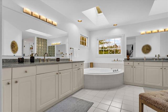 Builiding view twenty four for 31495 Sleepy Hollow, Franklin, MI. 48025