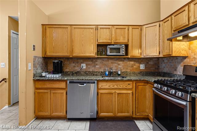 Builiding view seven for 38903 Country, Farmington, MI. 48331