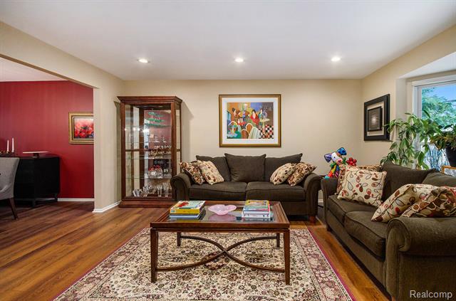 Builiding view eight for 1871 Plumridge, Walled Lake, MI. 48390