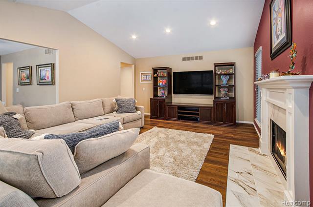 Builiding view eighteen for 1871 Plumridge, Walled Lake, MI. 48390