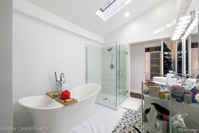 Builiding view eighteen for 24459 Bloomington, Franklin, MI. 48025