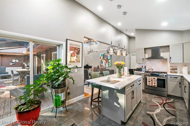 Builiding view eleven for 24459 Bloomington, Franklin, MI. 48025