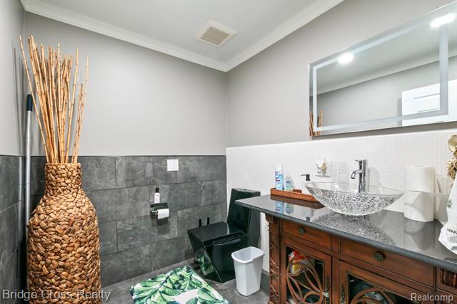 Builiding view fourteen for 24459 Bloomington, Franklin, MI. 48025