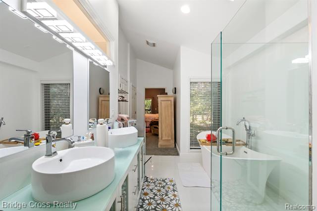 Builiding view nineteen for 24459 Bloomington, Franklin, MI. 48025