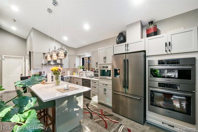 Builiding view ten for 24459 Bloomington, Franklin, MI. 48025