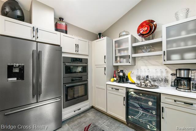 Builiding view thirteen for 24459 Bloomington, Franklin, MI. 48025