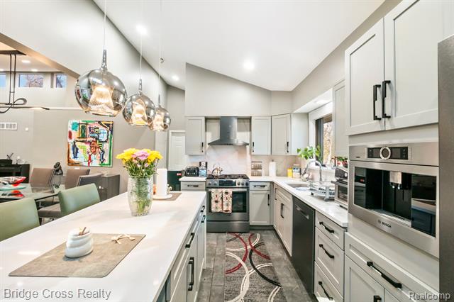 Builiding view twelve for 24459 Bloomington, Franklin, MI. 48025