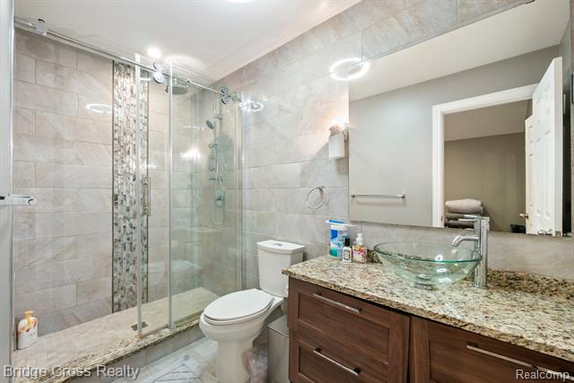 Builiding view twenty eight for 24459 Bloomington, Franklin, MI. 48025