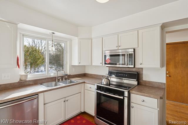 Builiding view fifteen for 5241 S Pebblecreek, West Bloomfield, MI. 48322