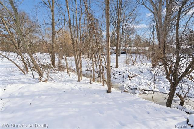 Builiding view thirty eight for 5241 S Pebblecreek, West Bloomfield, MI. 48322