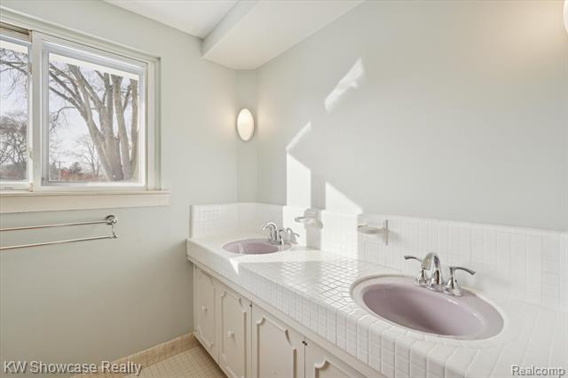 Builiding view thirty for 5241 S Pebblecreek, West Bloomfield, MI. 48322