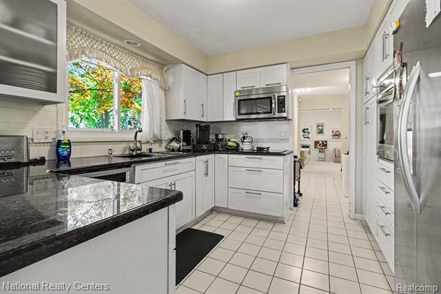 Builiding view eleven for 5535 Pembury, West Bloomfield, MI. 48322