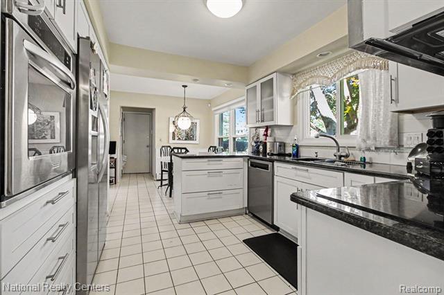 Builiding view ten for 5535 Pembury, West Bloomfield, MI. 48322