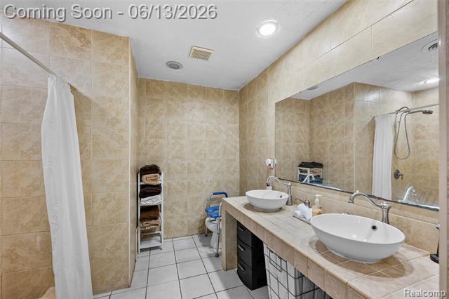 Builiding view forty four for 28700 W 14 Mile, West Bloomfield, MI. 48322