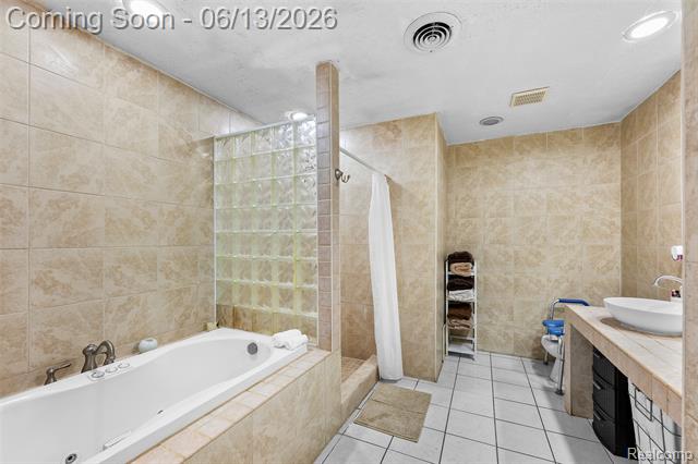 Builiding view forty three for 28700 W 14 Mile, West Bloomfield, MI. 48322