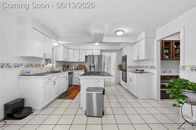 Builiding view twenty for 28700 W 14 Mile, West Bloomfield, MI. 48322