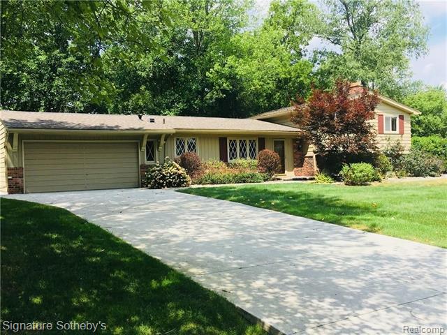 front view for 7374 Woodridge Rd, West Bloomfield, Mi. 48322