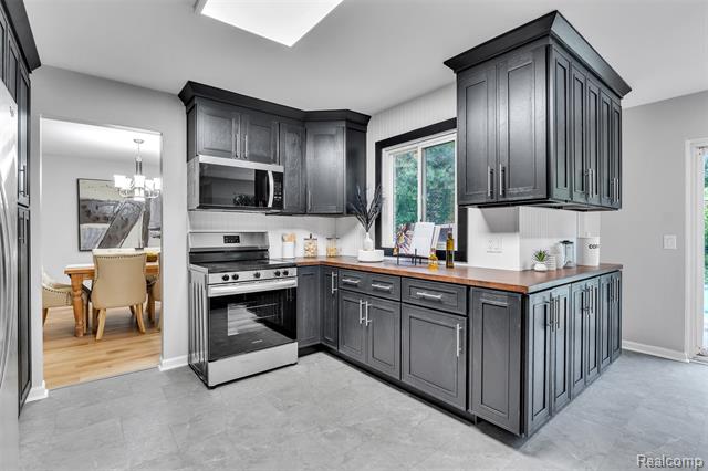 Builiding view eighteen for 31037 North Park, Farmington, MI. 48331