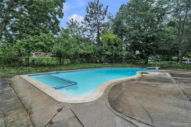 Builiding view fifty five for 31037 North Park, Farmington, MI. 48331