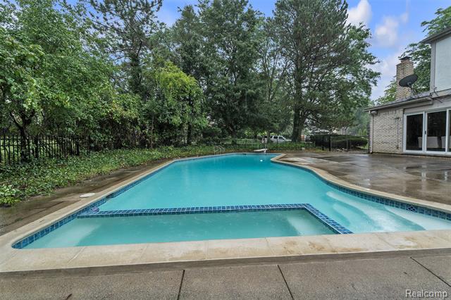 Builiding view fifty four for 31037 North Park, Farmington, MI. 48331